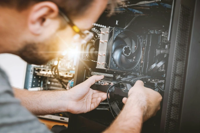 technicien IT au travail dans un serveur