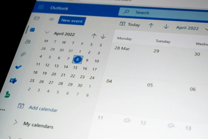 een computerscherm met een Outlook-kalender erop